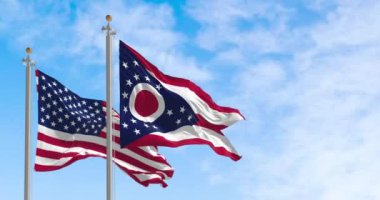 Ohio eyalet bayrağı, Amerika Birleşik Devletleri bayrağıyla birlikte dalgalanıyor. Arka planda açık bir gökyüzü var. 3D canlandırma canlandırması. Ağır çekim. Kusursuz döngü. Dalgalı tekstil