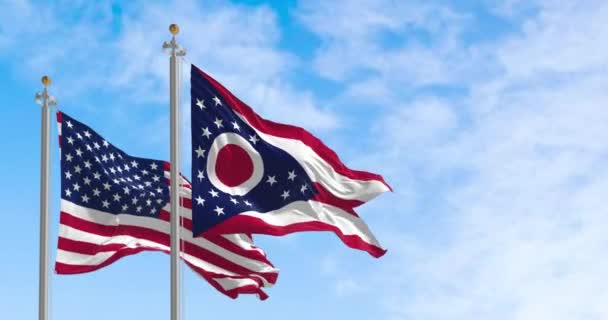 Прапор Штату Огайо Розмахує Разом Національним Прапором Сполучених Штатів Америки — стокове відео