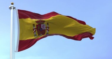 İspanya 'nın ulusal bayrağı açık bir günde dalgalanıyor. Avrupa ülkesi. Üç yatay çizgi, kırmızı, sarı, kırmızı, solda arma. 3D canlandırma canlandırması. Ağır çekim. Kusursuz döngü.