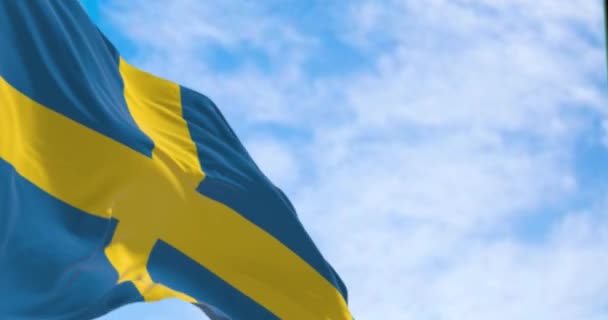 Sveriges Flagga Vinkar Klar Dag Gult Nordiskt Kors Blå Bakgrund — Stockvideo