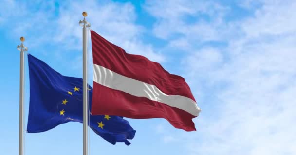 Прапори Латвії Європейського Союзу Мерехтіли Разом Ясний День Латвія Стала — стокове відео