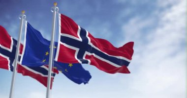 Açık bir günde Norveç bayrakları Avrupa Birliği bayrağıyla dalgalanıyor. Demokrasi ve politika. 3D canlandırma canlandırması. Norveç, AÇA aracılığıyla AB ile ilişkilendirilir. Ağır çekim. Kusursuz döngü. Seçici odak