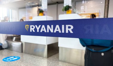 Roma, IT Jan 2023: Havaalanının içinde Ryanair logosu olan mavi bariyer bandı. Ryanair, İrlanda ultra düşük maliyetli bir uçak gemisi. Seyahat ve havaalanı güvenliği. İllüstrasyon Editörü