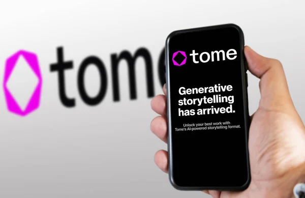 2023年3月サンフランシスコ米国 画面上でTomeのウェブサイトと携帯電話を保持手 TomeはAiを活用したストーリーテリング形式です 挿絵画集 — ストック写真