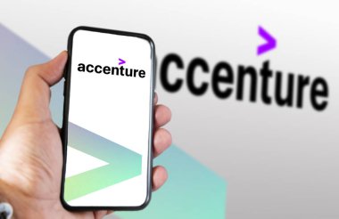 New York, ABD, Mart 2023: Ekranda Accenture logosu sergilenen bir telefon. Accenture, iş danışmanlığı ile uğraşan çok uluslu bir şirket. İllüstrasyon Editörü