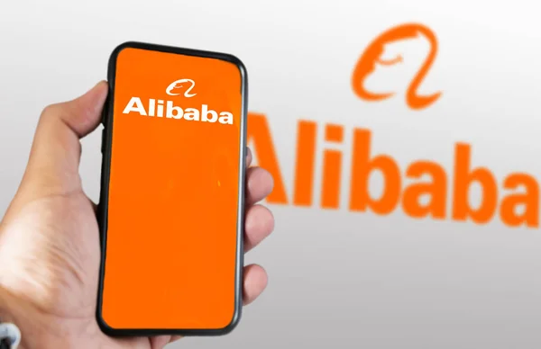 Beijing Marzo 2023 Mano Sosteniendo Teléfono Con Aplicación Móvil Alibaba —  Fotos de Stock