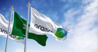 Dhahran, SA, Mart 2023: Aramco ve Suudi Arabistan bayrakları açık bir günde dalgalanıyor. Aramco Suudi ulusal hidrokarbon şirketidir. Resimli 3d illüstrasyon oluşturucu