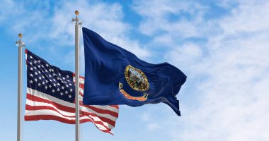 Idaho eyalet bayrağı açık bir günde Amerika Birleşik Devletleri bayrağıyla birlikte dalgalanıyor. 3 boyutlu illüstrasyon. Dalgalı tekstil