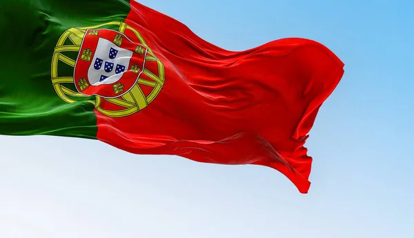 Португальский Национальный Флаг Размахивающий Ветру Ясный День Португальская Республика Является — стоковое фото