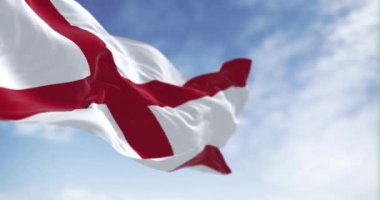 Açık bir günde rüzgarda dalgalanan Alabama eyalet bayrağı. Aziz Andrews beyaz bir arka planda kesişiyor. 3D canlandırma canlandırması. Ağır çekim. Kusursuz döngü. Seçici odaklanma. Yakın plan.
