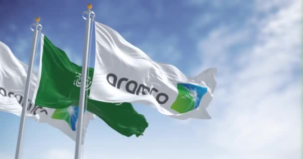 Dhahran Maart 2023 Vlaggen Van Aramco Saoedi Arabië Zwaaien Een — Stockvideo