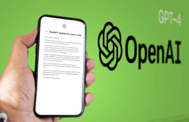 Roma, IT, 31 Mart 2023: Özel nedenlerden ötürü Garante 'nin Chat Gpt' i hakkında uyarı mesajı içeren bir cep telefonu tutan bir el. İllüstrasyon Editörü