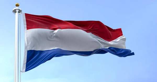 晴れた日にはオランダの国旗が風になびく 青の縞模様の旗 ヨーロッパの国 3Dイラストレンダリング 破れた織物 — ストック写真