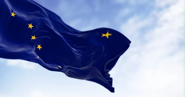 Alaska Eyaleti Bayrağı Açık Havada Rüzgarda Dalgalanıyor Koyu Mavi Arka — Stok fotoğraf