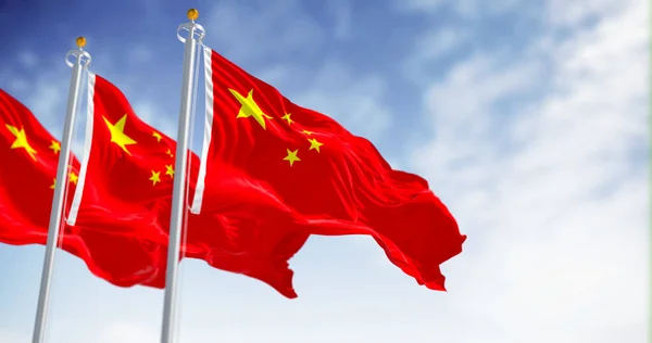Drie Vlaggen Van China Wapperend Een Zonnige Dag Rode Achtergrond — Stockfoto