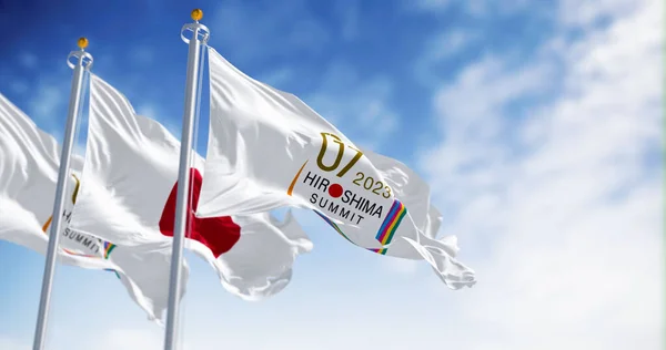 โรช 2023 นาคม ธงของ โรช 2023 และธงชาต นโบกธง การประช ดยอด — ภาพถ่ายสต็อก