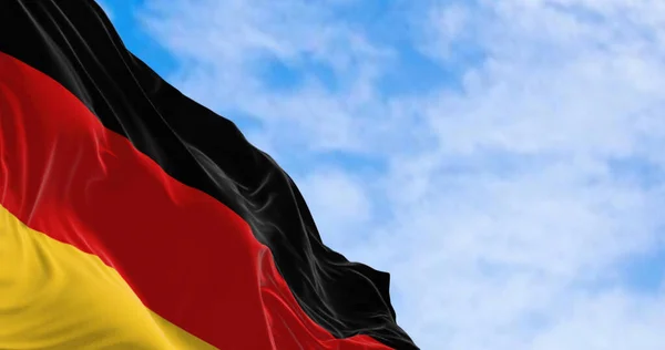 Açık Bir Günde Almanya Ulusal Bayrağı Rüzgarda Sallanıyor Yatay Siyah — Stok fotoğraf