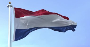 Güneşli bir günde Hollanda 'nın ulusal bayrağı dalgalanıyor. Kırmızı, beyaz ve mavi çizgili bayrak. Avrupa ülkesi. 3D canlandırma canlandırması. Ağır çekim. Kusursuz döngü. Seçici odaklanma. Yakın plan.