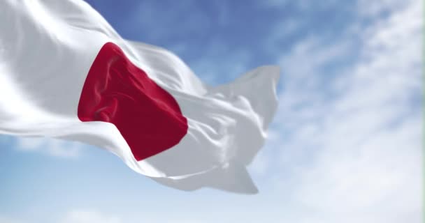 Японский Национальный Флаг Размахивающий Ветру Ясный День Красный Диск Белом — стоковое видео