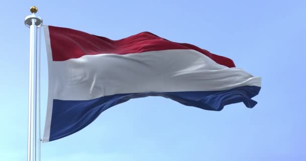 荷兰国旗在阳光灿烂的日子飘扬 带有红色 白色和蓝色条纹的旗帜 欧洲国家 3D渲染动画 慢动作无缝圈 有选择的重点 后续行动 — 图库视频影像