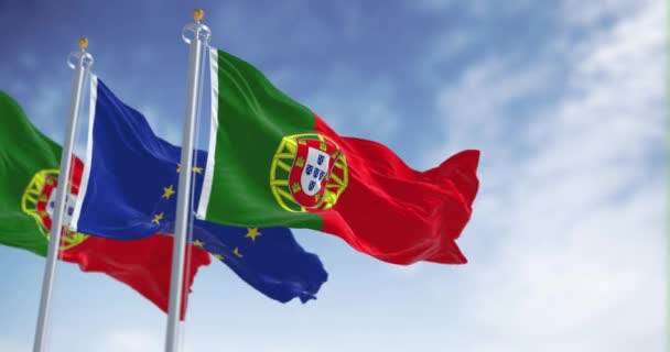 ポルトガルの旗は晴れた日に欧州連合の旗を振っている 民主主義と政治 3Dレンダリングアニメーション スローモーション シームレスなループだ 選択的フォーカス — ストック動画