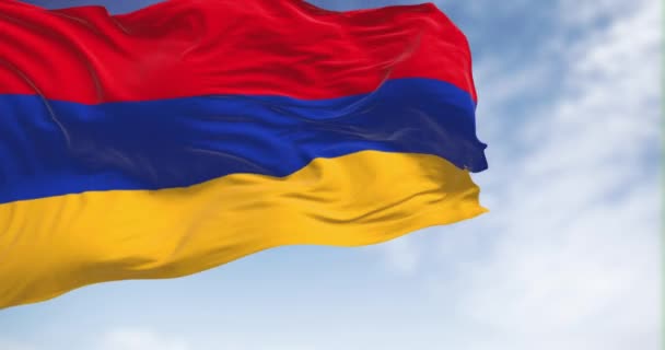 晴れた日にはアルメニアの国旗が風になびいていた アプリコットの3つの水平バンド 3Dレンダリングアニメーション スローモーション シームレスなループだ 選択的フォーカス — ストック動画