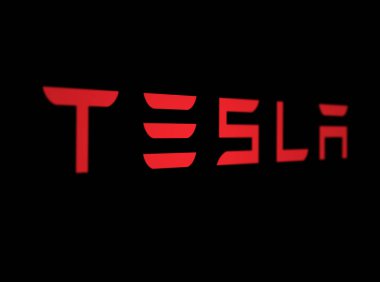 New York, ABD, Mart 2023: Siyah arka planda Red Tesla logosu. Tesla, çok uluslu bir Amerikan otomotiv ve temiz enerji şirketidir. Resimli editör illüstrasyonu. Seçici odak