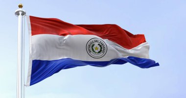 Paraguay 'ın ulusal bayrağı açık bir günde rüzgarda sallanıyor. Beyaz şeritli kırmızı, beyaz ve mavi renkli yatay şeritler. 3D illüstrasyon canlandırıcı. Dalgalanan tekstil