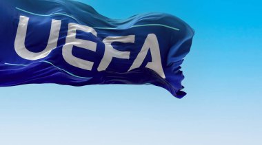 Nyon, CH, Nisan 2023: UEFA logosunun rüzgarda dalgalandığı bayrak. UEFA, Avrupa 'da profesyonel futbolu yöneten bir dernektir. Resimli 3d illüstrasyon oluşturucu