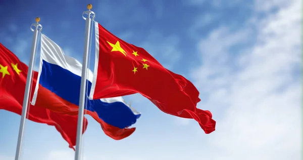 Флаги Китая России Размахивающие Ветром Ясный День Международные Отношения Дипломатия — стоковое фото