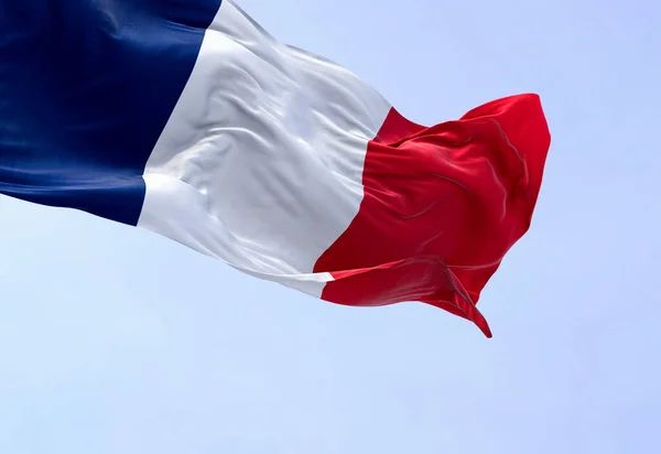 法国国旗在风中飘扬 三色旗由蓝色 白色和红色的垂直条纹组成 欧盟成员国 3D插图渲染 飘扬的纺织品 — 图库照片