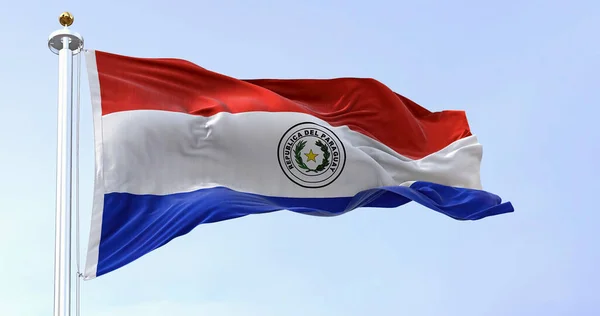 晴れた日にはパラグアイの国旗が風になびいていた 青の水平帯に白帯を中心とした紋章 3Dイラストレンダリング なびく織物 — ストック写真