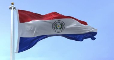 Paraguay 'ın ulusal bayrağı açık bir günde dalgalanıyor. Beyaz şeritli kırmızı, beyaz ve mavi üç şeritli amblem. 3D canlandırma canlandırması. Ağır çekim. Kusursuz döngü. Dalgalanan tekstil.