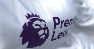 Londra, İngiltere, Nisan 2023: Premier Lig bayrağının yakın çekimi. İngiliz futbol ligi sistemi. 3D canlandırma canlandırması. Ağır çekim. Kusursuz döngü. Seçici odaklanma. Yakın plan. Dalgalanan tekstil