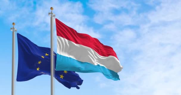 Σημαίες Του Λουξεμβούργου Και Της Ευρωπαϊκής Ένωσης Κυματίζουν Μια Σαφή — Αρχείο Βίντεο