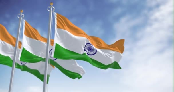 三面印度国旗在晴朗的日子飘扬 红花条纹 白色和绿色 中心是蓝色的Ashoka Chakra 3D渲染动画 慢动作无缝圈 有选择的重点 — 图库视频影像