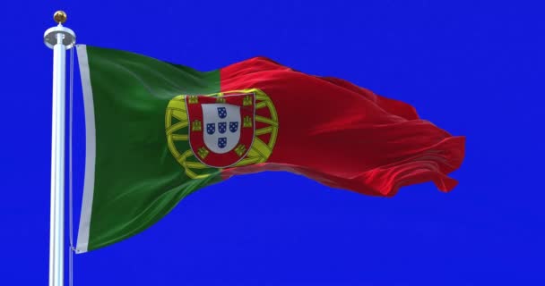 ポルトガル国旗が青を背景に振っている ポルトガルは欧州連合の加盟国である シームレスな3Dレンダリングアニメーション ブルースクリーンマット アルファチャンネル クロマキー スローモーションループ — ストック動画