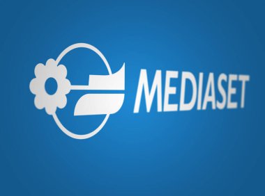 Milan, IT, Mart 2023: Açık mavi arka planda Mediaset logosu. Mediaset medya ve iletişim sektöründe faaliyet gösteren bir İtalyan şirketidir. Resimli editör illüstrasyonu. Seçici odak