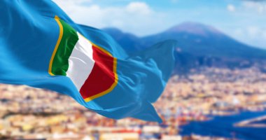 Napoli, IT, Mart 2023: Napoli Körfezi ve Vesuvius Dağı 'nın altında sallanan İtalyan Scudetto bayrağı arka planda bulanıklaştı. Resimli 3d illüstrasyon oluşturucu