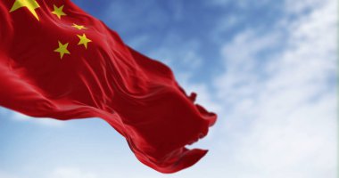 Güneşli bir günde Çin bayrağı sallanıyor. Kırmızı arka plan, beş sarı yıldız. En büyük yıldız Çin Komünist Partisi 'nin rehberliğini sembolize eder. 3 boyutlu illüstrasyon. Dalgalı kumaş