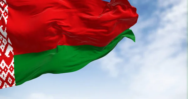 ベラルーシの国旗が風になびく スタッフの端に配置された白と赤の装飾パターンを持つ赤と緑のフラグ なびく織物 — ストック写真