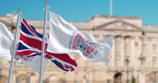 2023年4月 印有查理三世加冕和英国挥动国徽的旗帜 3D渲染动画 慢动作无缝圈 有选择的重点 飘扬的纺织品 — 图库视频影像