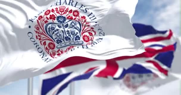 ロンドン イギリス 2023年4月 チャールズ3世と英国の戴冠式の紋章が付いた旗 3Dレンダリングアニメーション スローモーション シームレスなループだ 選択的フォーカス 接近中だ なびく織物 — ストック動画