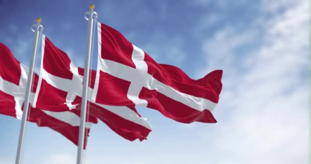 Drie Deense Nationale Vlaggen Wapperen Een Heldere Dag Het Koninkrijk — Stockvideo