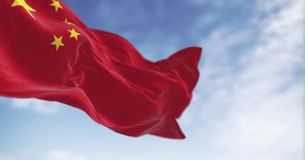 中国国旗在阳光灿烂的日子飘扬 红色背景 五颗黄星3D渲染动画 慢动作无缝圈 有选择的重点 飘扬的纺织品 — 图库视频影像
