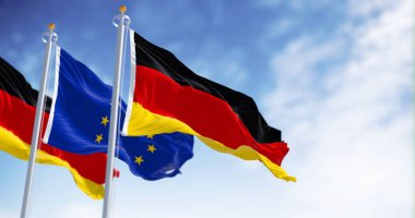 Açık bir günde Almanya ve Avrupa Birliği bayrakları birlikte dalgalanıyor. Almanya 1 Ocak 1958 tarihinde Avrupa Birliği üyesi oldu. Gerçekçi 3d illüstrasyon