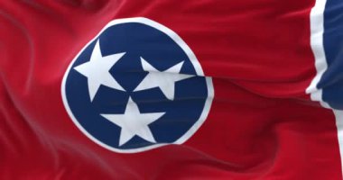 Tennessee eyalet bayrağının yakın çekimi. Beyaz olarak çizilmiş 3 beyaz yıldızlı mavi daireli kırmızı alan. Mavi şerit uçuşta. 3D canlandırma canlandırması. Ağır çekim. Kusursuz döngü. Seçici odak
