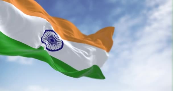印度国旗在晴朗的日子飘扬 三色藏红花 白色和绿色 中间有蓝色的Ashoka Chakra 3D渲染动画 慢动作无缝圈 有选择的重点 后续行动 — 图库视频影像