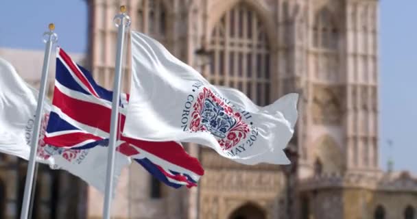 London Großbritannien April 2023 Flaggen Mit Dem Emblem Der Krönung — Stockvideo