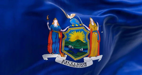 Detal Flagi Stanu Nowy Jork Macha Niebieskie Tło Stanowym Herbem — Zdjęcie stockowe